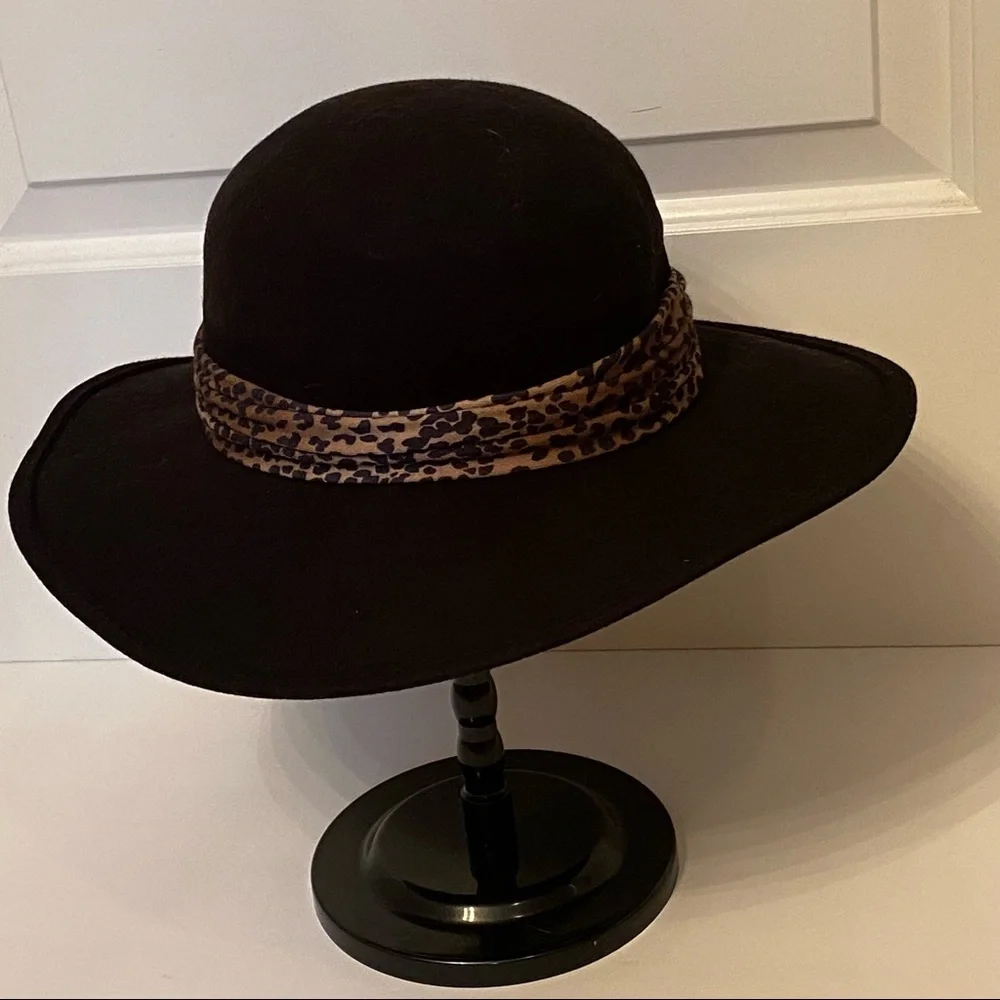 IMPORTINA SAKS FIFTH AVENUE HAT BLACK WIDE BRIM LEOPARD ANIMAL ACCENT BAND